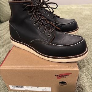 CLASSIC MOC Lightly Worn 
MEN'S 6-INCH BOOT IN BLACK PRAIRIE LEATHER